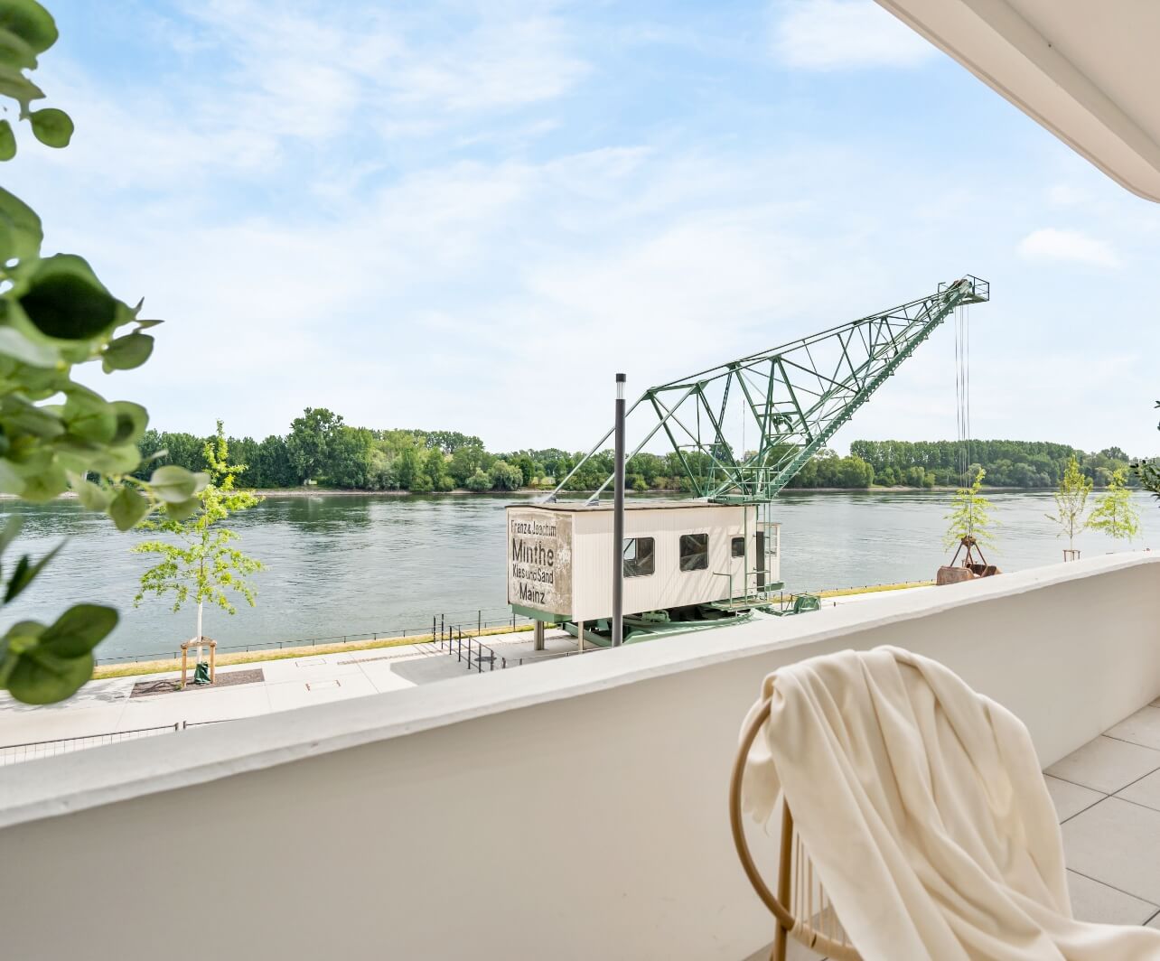 havn-zollhafen-mainz-erste-reihe-am-wasser-usp Blick von einem der Balkone von Havn am Rhein auf den historischen Kran und den Rhein.