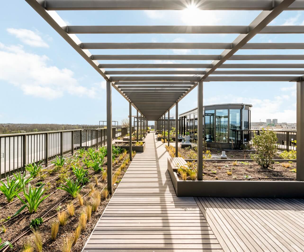 havn-zollhafen-mainz-privater-dachgarten-usp Der gestaltete Dachgarten mit Pergola, Holzboden und Grünbereichen
