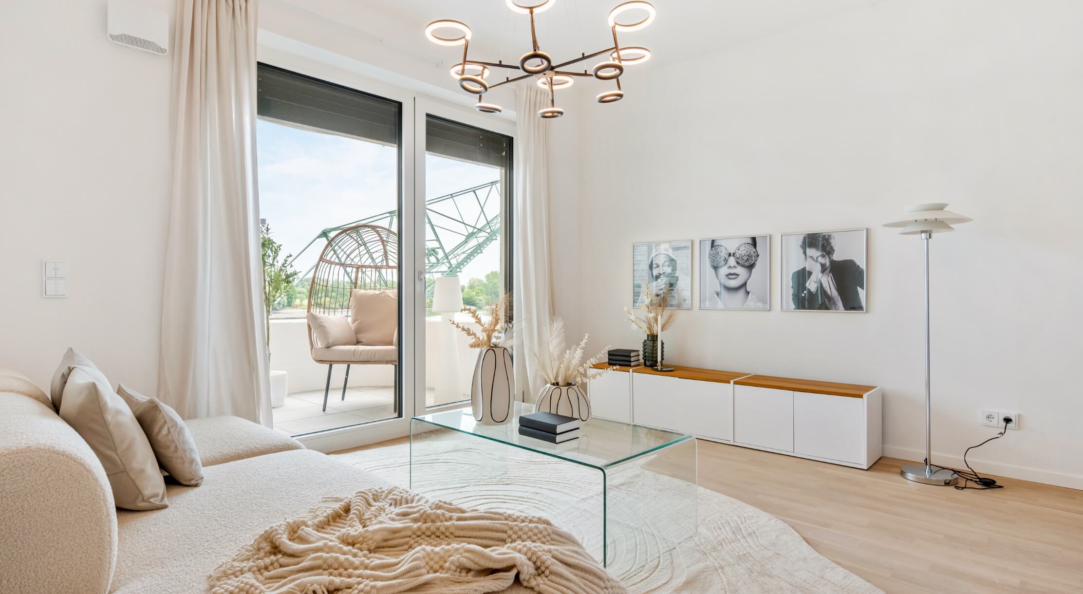 havn-zollhafen-mainz-wohnen Der Blick ins Wohnzimmer und in den Wohnbereich mit dem Balkon und dem Hafenkran im Hintergrund